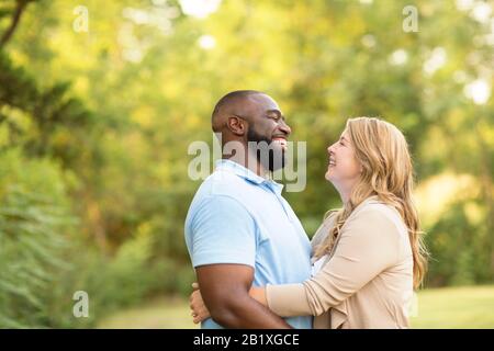 Amare razza mista giovane costeggiata e ridere. Foto Stock