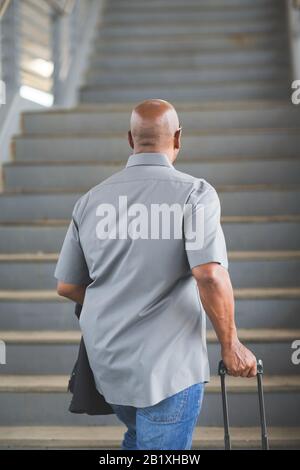 African American businessman di partire per un viaggio di lavoro. Foto Stock