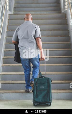 African American businessman di partire per un viaggio di lavoro. Foto Stock