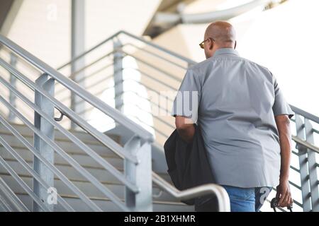 African American businessman di partire per un viaggio di lavoro. Foto Stock