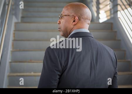 African American businessman di partire per un viaggio di lavoro. Foto Stock