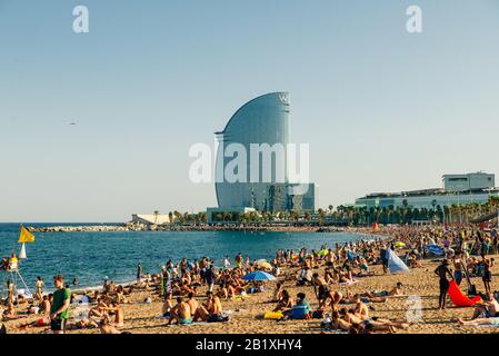 I turisti riposano lungo la spiaggia di Barceloneta. Barcellona, Spagna - Maggio 2019 Foto Stock