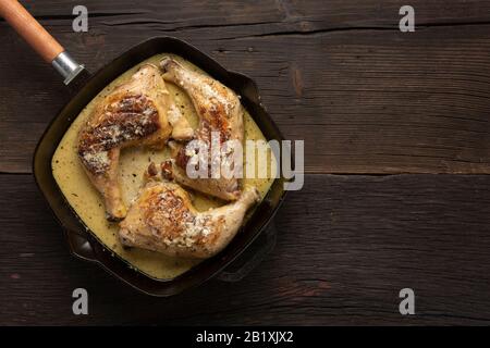 gamba di anatra, anatra fritta, padella in ghisa, forno fritto, fritto a sud, ricetta di pollo al forno Foto Stock