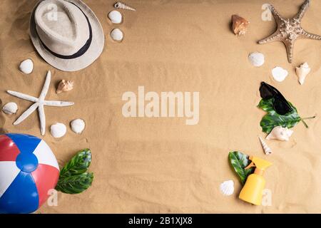 Prendere Il Sole Travel Accessories Su Sandy Sunny Beach Foto Stock