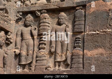 Ajanta Caves, Aurangabad, Maharashtra, India Cave No. 19 a sinistra di façade Buddhas a Varada mudra con basso rilievo stupa in mezzo. Foto Stock