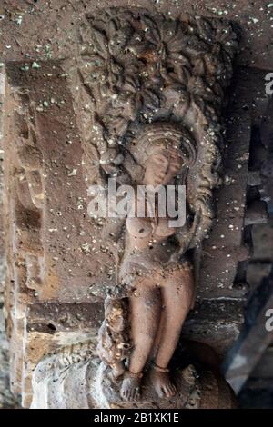 Ajanta Caves, Aurangabad, Maharashtra, India Cave No. 20, Verandah-Bracket - figura femminile con attendente. La parte inferiore sotto l'anca è di recente co Foto Stock