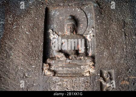 Ajanta Caves, Aurangabad, Maharashtra, India Cave 20- Verandah mostrando Buddha in padmasana sulla cella sinistra di veranda. Foto Stock