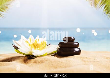 Spa Hot Stones Sulla Sabbia Sulla Spiaggia Foto Stock