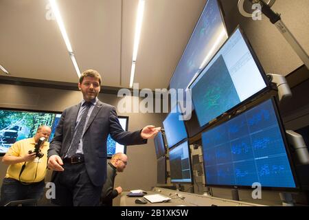 Pardubice, Repubblica Ceca. 27th Feb, 2020. Il 27 febbraio 2020, a Pardubice, Repubblica Ceca, è stata aperta la società di tecnologia di sorveglianza era che organizza la "era Media Day" per i giornalisti. Nella foto è visto era esperto Vojtech Stejskal di in un simulatore di addestramento. Credit: Josef Vostarek/Ctk Photo/Alamy Live News Foto Stock