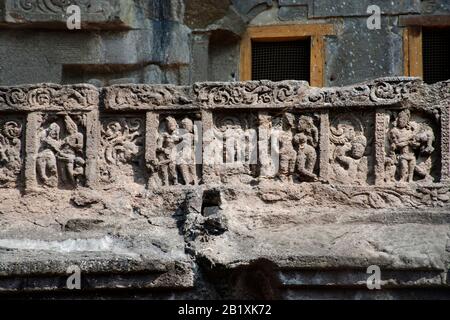 Grotte di Ellora, Aurangabad, Maharashtra, India Cave No. 10, Vishvakarma, mostrando coppie amorevoli sul façade. Foto Stock