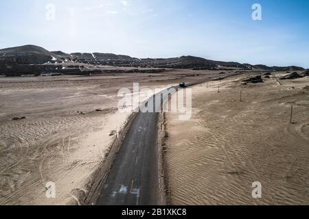 Veduta aerea della strada del deserto nel nord-ovest della Cina Foto Stock