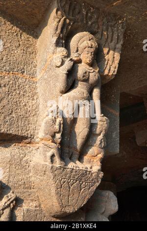 Grotte di Ellora, Aurangabad, Maharashtra, India Cave No. 18, Figura di Salbhanjika (dea dell'albero) con l'assistente e nano su uno dei pilastri. Foto Stock