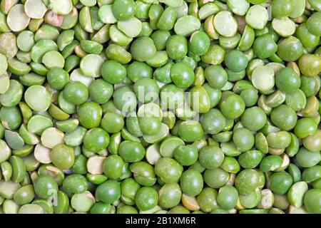 Secco split piselli verde trama fondo. Ottimo per zuppe, purè. Foto Stock