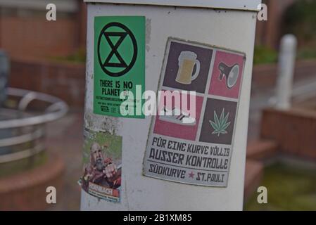 Un adesivo Extinction Rebellion flyposted su un lampione a Buxtenhude, Germania Foto Stock