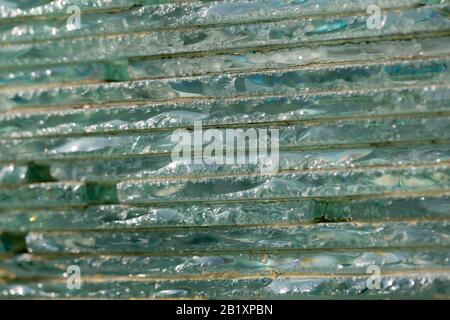 Primo piano di diversi strati di vetro con un motivo rotto / incollati insieme, spesso. Foto Stock