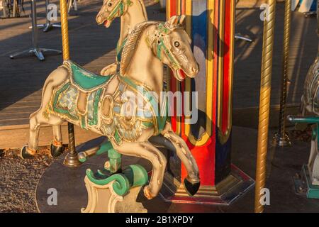 Vista su cavallo giostra con sella verde. Parte della piccola giostra/giostra a Herrsching Promenade. Divertimento, divertimento e gioia per bambini. Foto Stock