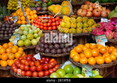 Fruechte, Markthalle ´Mercado dos Lavradores´, Funchal, Madeira, Portogallo Foto Stock