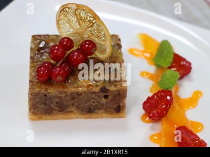 crostata di noci di pecan decorata con frutti di bosco Foto Stock
