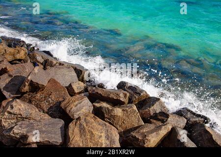 Maldive isole roccia baia con le onde oceaniche Foto Stock