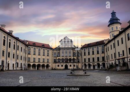 Cortile interno del Castello di Niasviz o Nesvizh una residenza principesca della famiglia Radziwill una potente famiglia magnata originaria del Granducato di Lituania e poi della Corona del Regno di Polonia. Il castello mantenuto dalla famiglia tra il 16th secolo e il 1939, è un sito patrimonio dell'umanità dell'UNESCO nella città di Nesvizh, o Niasviz in Bielorussia. Foto Stock