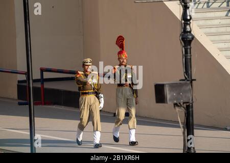 Attari, India - 8 febbraio 2020: La forza di sicurezza Di Frontiera indiana marcia verso il Confine di Wagah durante la cerimonia di chiusura con il Pakistan Foto Stock