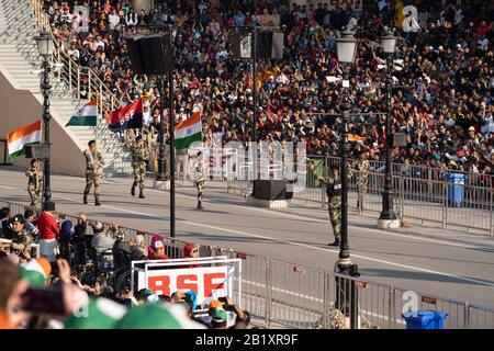 Attari, India - 8 febbraio 2020: I membri della forza di sicurezza Di Frontiera indiana iniziano la parata alla cerimonia Di Chiusura Di Frontiera di Wagah con il Pakistan Foto Stock