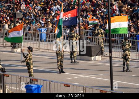 Attari, India - 8 febbraio 2020: I membri della forza di sicurezza Di Frontiera indiana iniziano la parata alla cerimonia Di Chiusura Di Frontiera di Wagah con il Pakistan Foto Stock