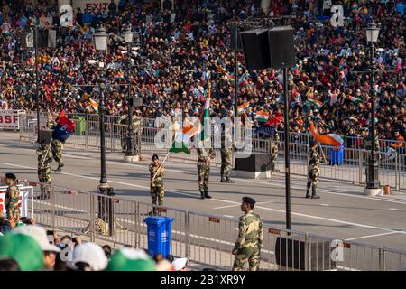 Attari, India - 8 febbraio 2020: I membri della forza di sicurezza Di Frontiera indiana iniziano la parata alla cerimonia Di Chiusura Di Frontiera di Wagah con il Pakistan Foto Stock