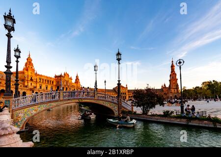 Serata in Plaza de Espana a Siviglia, Andalusia, Spagna. Foto Stock