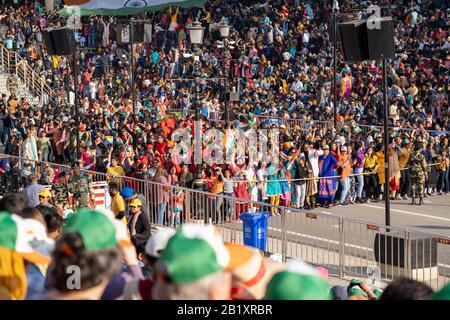 Amritsar, India - 8 febbraio 2020: Donne indiane danzano nella parata alla cerimonia Di Chiusura Del Confine di Wagah Attari con il Pakistan Foto Stock