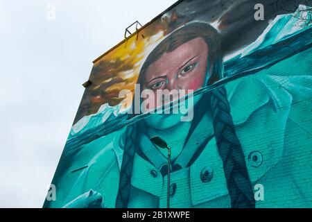 Bristol, Regno Unito. 28th febbraio 2020. Il murale di Greta Thunberg dipinto dall'artista Bristol Jody Thomas su un muro della Fabbrica Di Tabacco a Southville, Bristol, Regno Unito. Greta Thungberg dovrebbe visitarla dopo aver partecipato questa mattina allo sciopero della Gioventù di Bristol Per la protesta contro il clima. Foto Di Credito: Graham Hunt/Alamy Live News Foto Stock