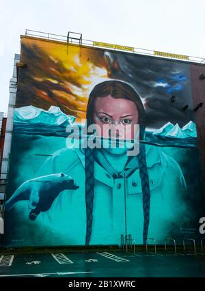 Bristol, Regno Unito. 28th febbraio 2020. Il murale di Greta Thunberg dipinto dall'artista Bristol Jody Thomas su un muro della Fabbrica Di Tabacco a Southville, Bristol, Regno Unito. Greta Thungberg dovrebbe visitarla dopo aver partecipato questa mattina allo sciopero della Gioventù di Bristol Per la protesta contro il clima. Foto Di Credito: Graham Hunt/Alamy Live News Foto Stock