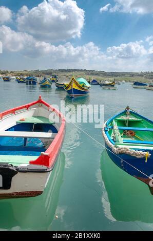 Marsaxlokk, Malta; 14 aprile 2019: Barche luzzu tradizionali maltesi colorate nel porto di Marsaxlokk Foto Stock