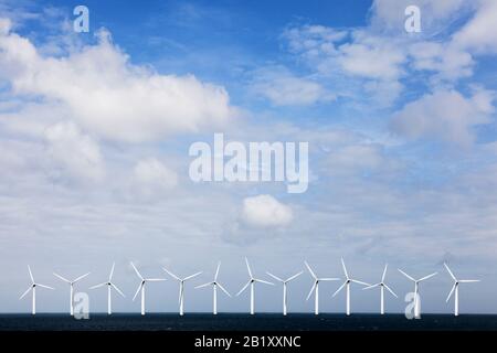 Parco eolico offshore, turbine eoliche in mare, (composizione digitale) Foto Stock