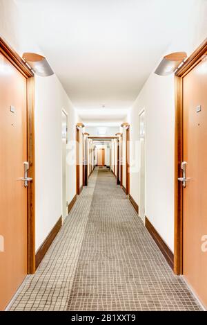 Corridoio lungo dell'hotel Foto Stock