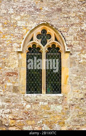 Finestra medievale ad arco della chiesa, Inghilterra, Regno Unito Foto Stock