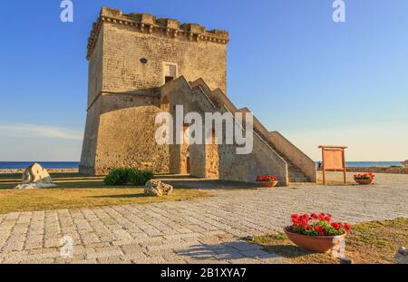 Pittoresca torre storica fortificazione Torre Lapillo (St. Torre Thomas, Torre di San Tommaso) sulla costa salentina del Mar Ionio, Puglia, Italia. Foto Stock