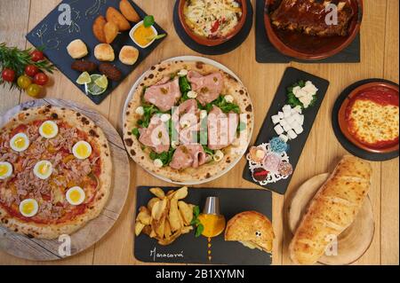 cibo sano ed etnico con sapori internazionali e design minimalista. Cucina mediterranea e prodotti Foto Stock