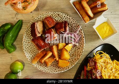 cibo sano ed etnico con sapori internazionali e design minimalista. Cucina mediterranea e prodotti Foto Stock