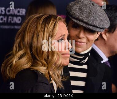 Beverly Hills, Stati Uniti. 27th Feb, 2020. L'attrice statunitense Maria bello (L) e il partner chef francese Dominique Crenn partecipano A Un'Indimenticabile Serata a favore del Women's Cancer Research Fund presso il Beverly Wilshire Hotel di Beverly Hills, California, giovedì 27 febbraio 2020. Foto di Jim Ruymen/UPI Credit: UPI/Alamy Live News Foto Stock