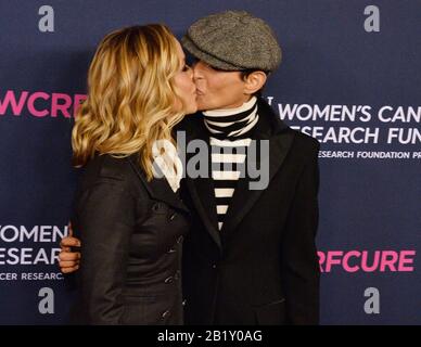 Beverly Hills, Stati Uniti. 27th Feb, 2020. L'attrice statunitense Maria bello (L) e il partner chef francese Dominique Crenn partecipano A Un'Indimenticabile Serata a favore del Women's Cancer Research Fund presso il Beverly Wilshire Hotel di Beverly Hills, California, giovedì 27 febbraio 2020. Foto di Jim Ruymen/UPI Credit: UPI/Alamy Live News Foto Stock