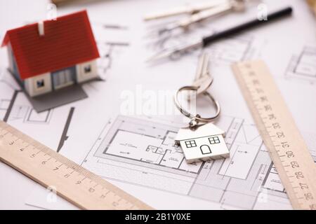 Una casa di modello su progetti con le chiavi alla nuova sede primo piano Foto Stock