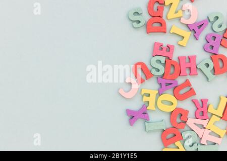 Lettere in legno alfabeto astratto su sfondo blu colore Foto Stock