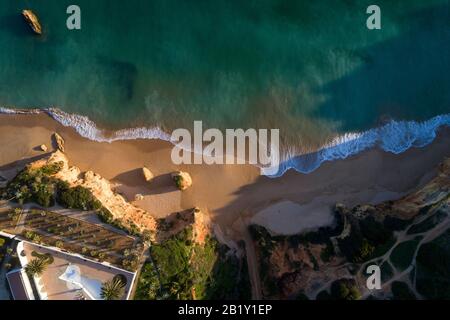 Foto aerea del drone della bellissima spiaggia di Alemao (Praia do Alemao) con il mare e le scogliere, a Portimao, Algarve, Portogallo Foto Stock