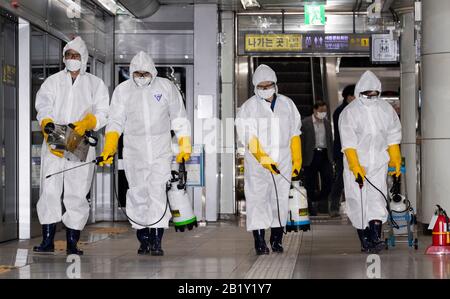 Seoul, Corea Del Sud. 28th Feb, 2020. I membri del personale disinfettano la stazione della metropolitana di Gwanghwamun a Seoul, Corea del Sud, 28 febbraio 2020. La Corea del Sud ha confermato 571 altri casi del COVID-19 venerdì, portando il numero totale di infezioni a 2.337. Credito: Lee Sang-Ho/Xinhua/Alamy Live News Foto Stock