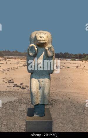 Statua di granito Baboon con il nome di Taharqa dalla cappella nel Tempio di Taharqa, Kawa, Sudan, Dinastia 25th, 690-664 a.C. Foto Stock