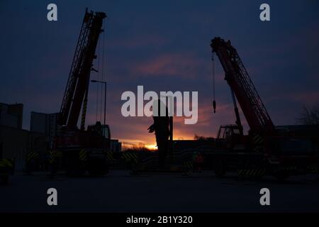 Gateshead, Inghilterra, 28 Febbraio 2020. Il Monumento Nazionale Contro La Violenza e L'Aggressione, conosciuto anche come l'Angelo dei coltelli, essendo pronto a lasciare Gateshead dopo un mese di soggiorno fuori dalla Sage Gateshead in Performance Square. Si sta spostando a Southwater Square, Telford, la tappa successiva del tour. Credito: Colin Edwards/Alamy Live News. Foto Stock