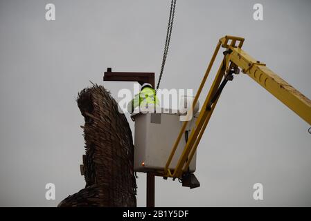 Gateshead, Inghilterra, 28 Febbraio 2020. Il Monumento Nazionale Contro La Violenza e L'Aggressione, conosciuto anche come l'Angelo dei coltelli, essendo pronto a lasciare Gateshead dopo un mese di soggiorno fuori dalla Sage Gateshead in Performance Square. Si sta spostando a Southwater Square, Telford, la tappa successiva del tour. Credito: Colin Edwards/Alamy Live News. Foto Stock