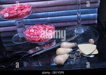 Tailor's Table con Attrezzi Assortiti tra cui punteruolo, ditali, bottoni e gesso Foto Stock