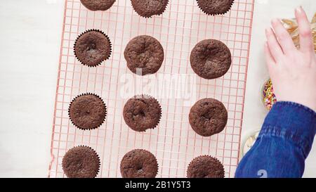 Lay piatto. Passo dopo passo. Il raffreddamento appena sfornato tortini di cioccolato su una griglia di raffreddamento. Foto Stock